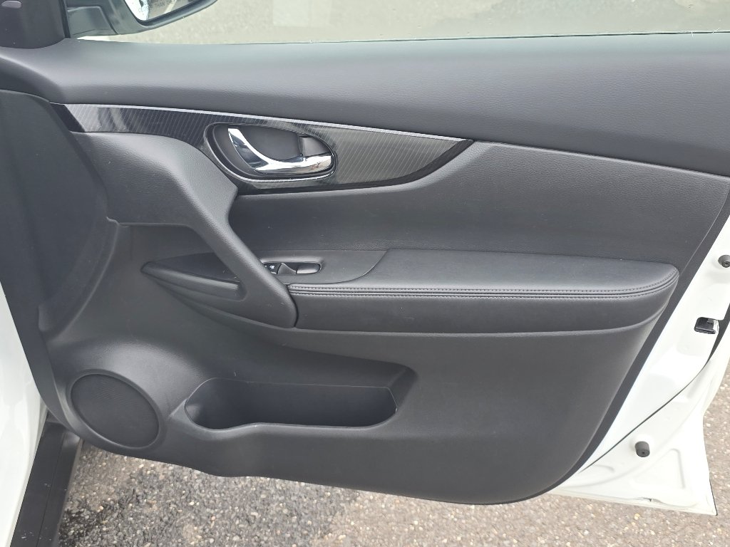Used 2019 Pearl White Tricoat Nissan SL image 20