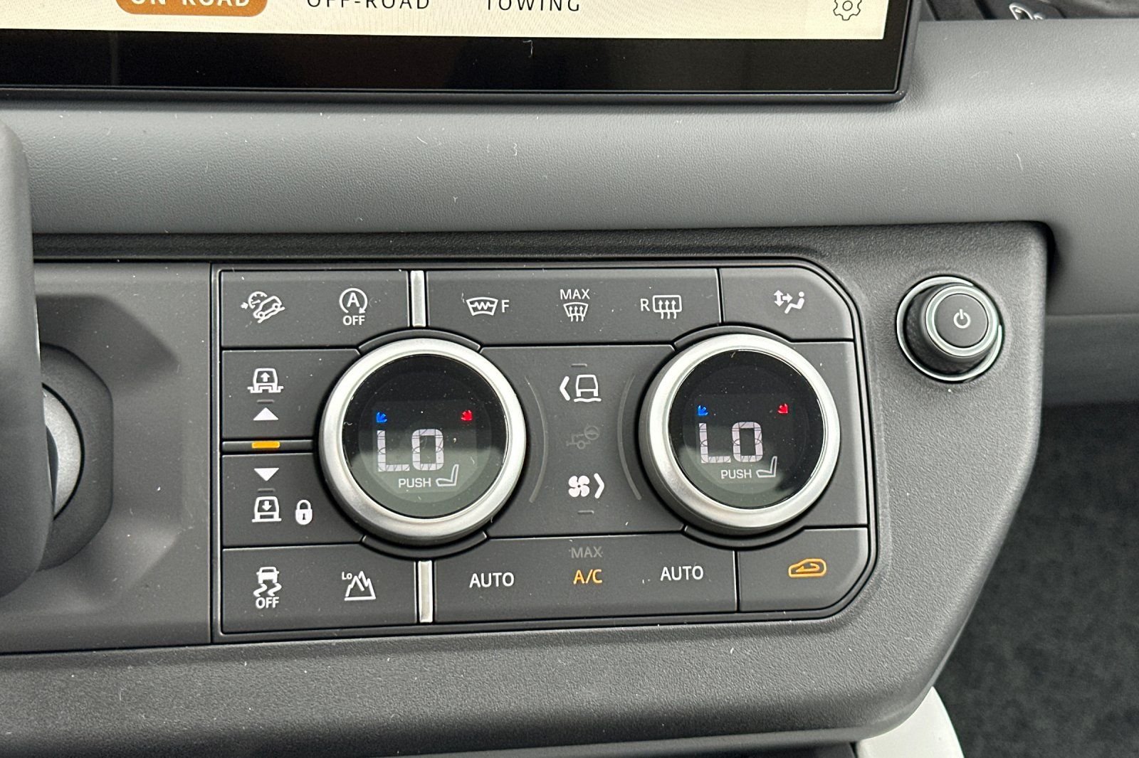 Used 2025  Land Rover S image 21