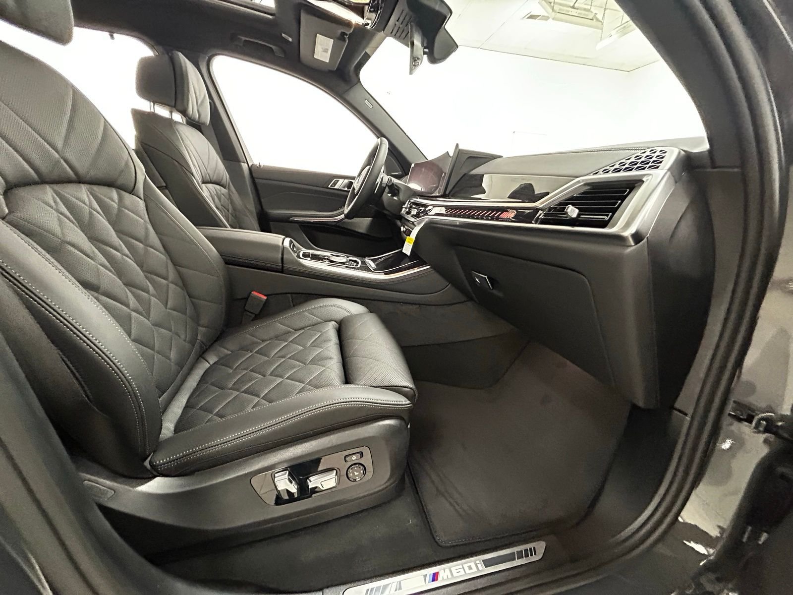 New 2026 Dravit Grey Metallic BMW M60i image 42