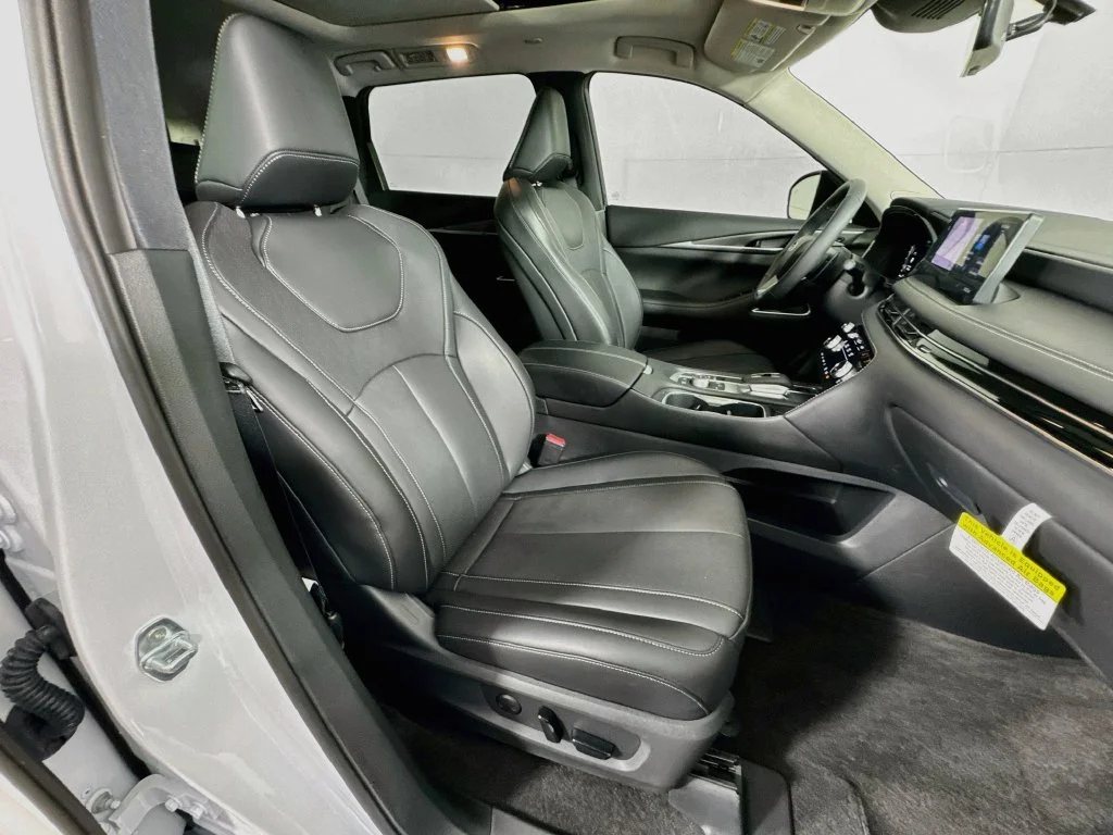 Certified Used 2027 White INFINITI LUXE image 40