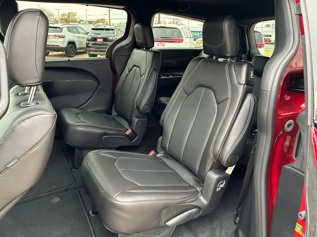 New 2026 Red Hot Pearl-Coat Exterior Paint Chrysler Select image 24