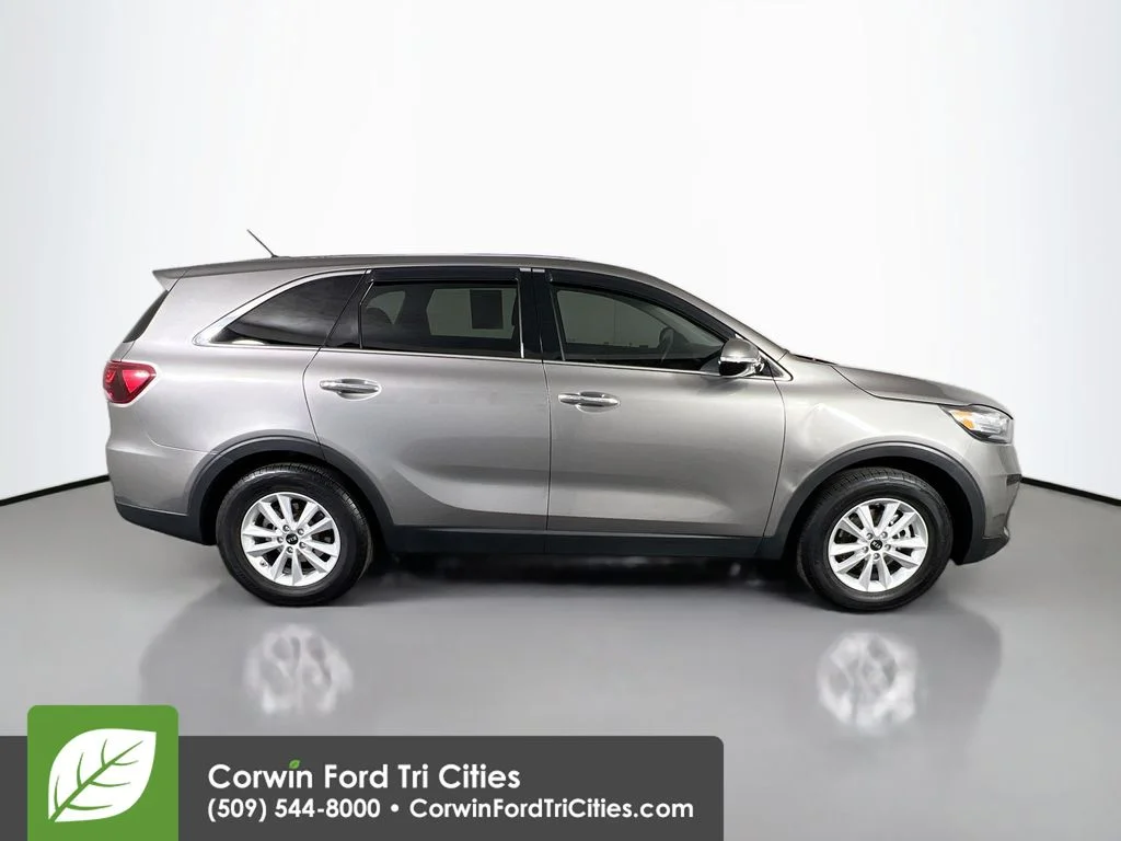 Used 2019 Titanium Silver Kia L image 18
