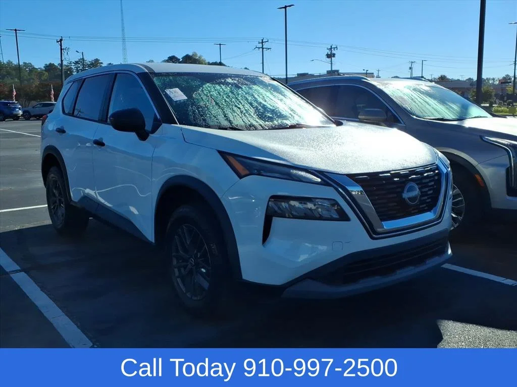 Used 2022 White Nissan S image 3