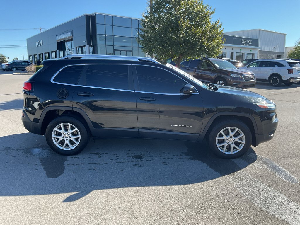 Used 2015 Brilliant Black Crystal Pearlcoat Jeep Latitude image 10