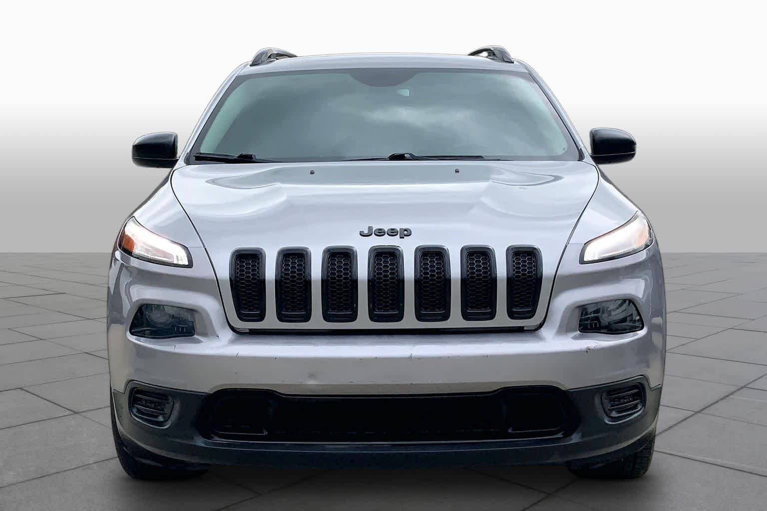 Used 2016 Billet Silver Metallic Clearcoat Jeep Altitude image 4