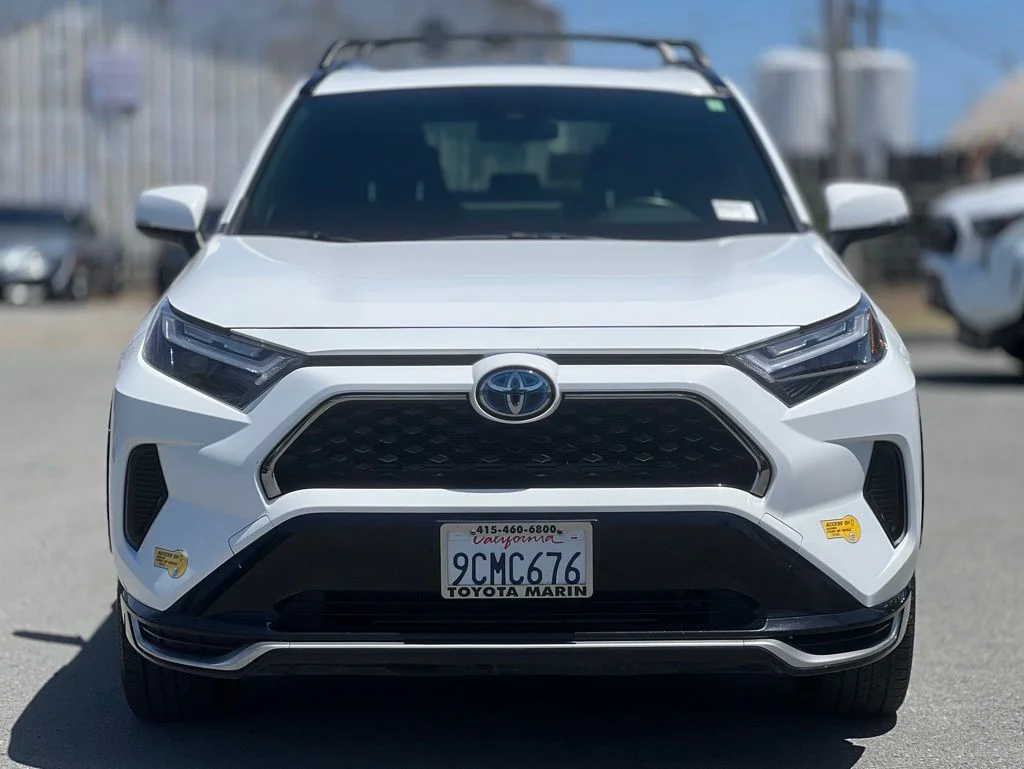 Used 2022 White Toyota SE image 9