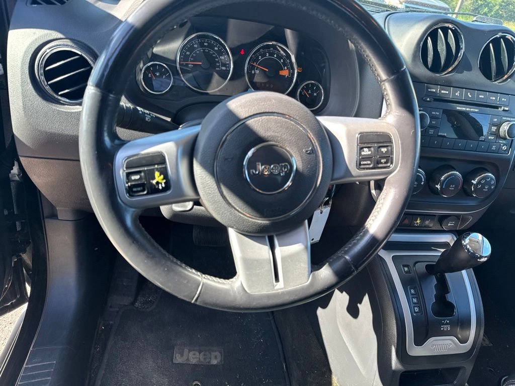 Used 2016  Jeep Latitude image 28