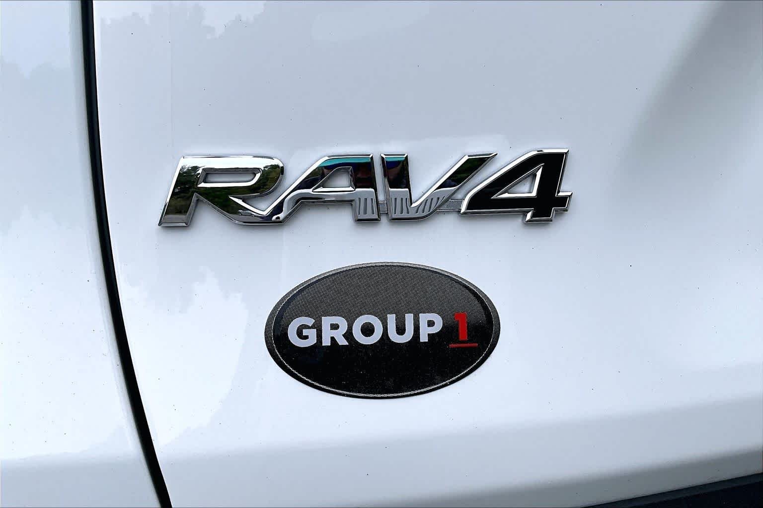 Used 2021 Super White Toyota Hybrid XLE image 33