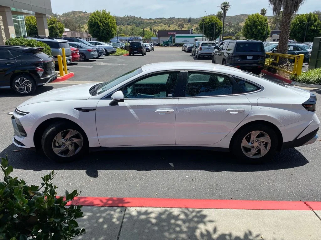 Used 2025 White Hyundai SE image 4