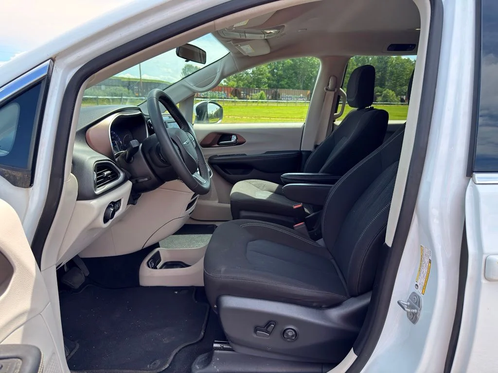 Used 2022 White Chrysler LX image 2