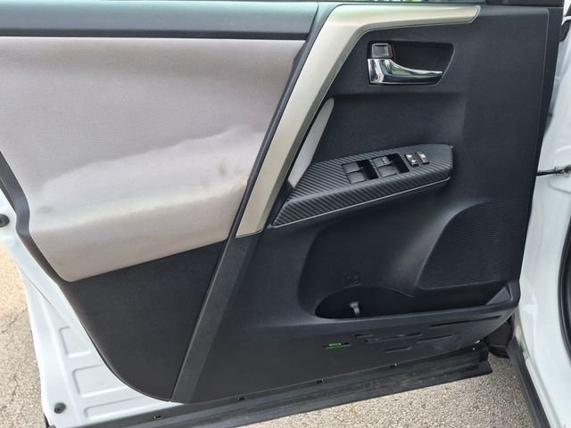 Used 2015 White Toyota XLE image 11