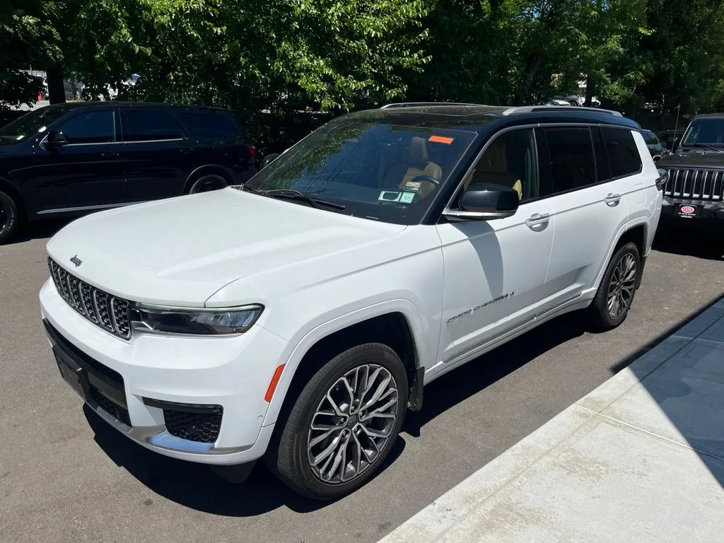 Used 2023 White Jeep Summit image 1