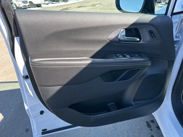 New 2026 Bright White Clear-Coat Exterior Paint Chrysler Select image 15