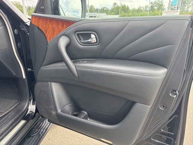 Used 2017 Black INFINITI Limited image 8