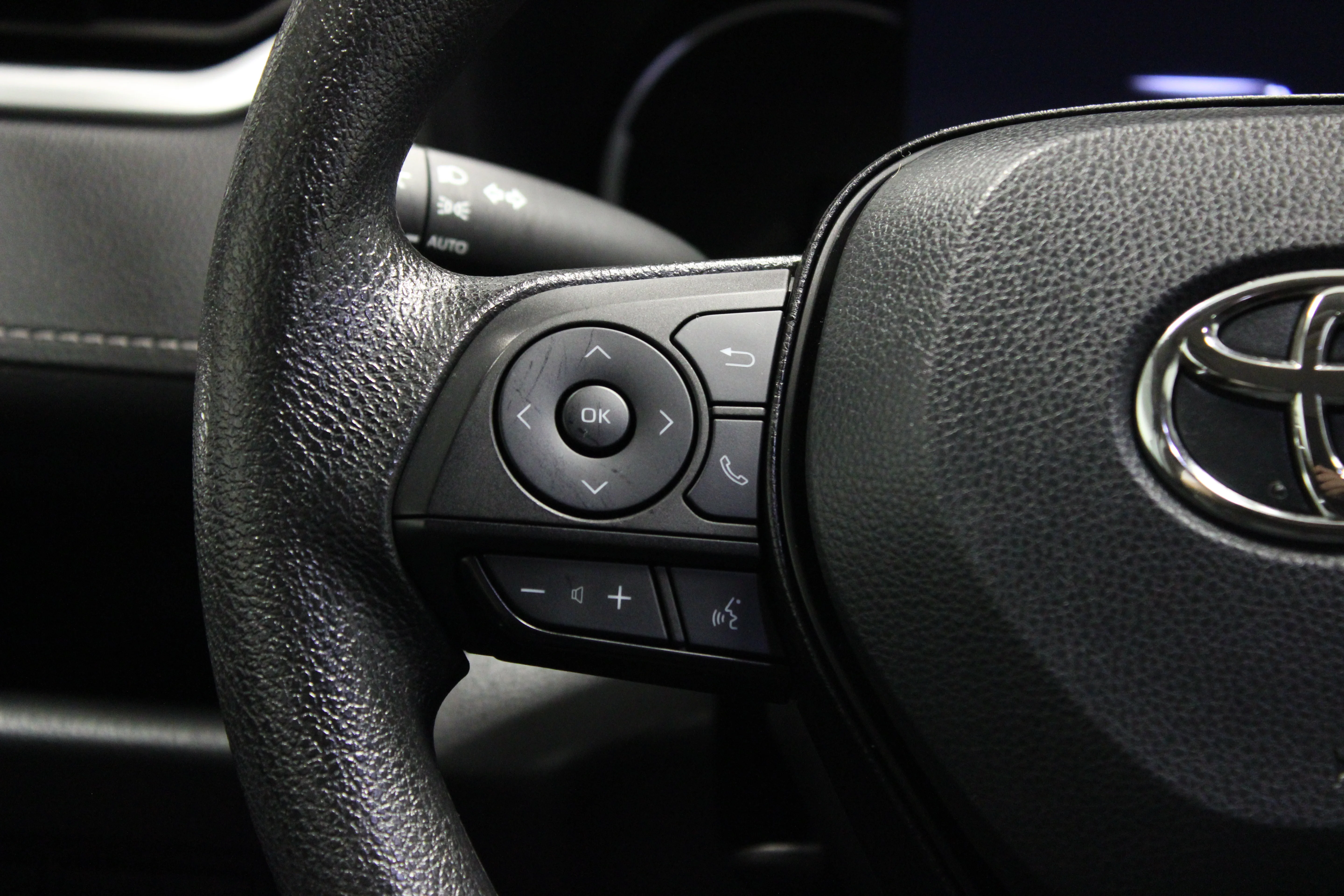 Used 2025 Silver Sky Metallic Toyota XLE image 22