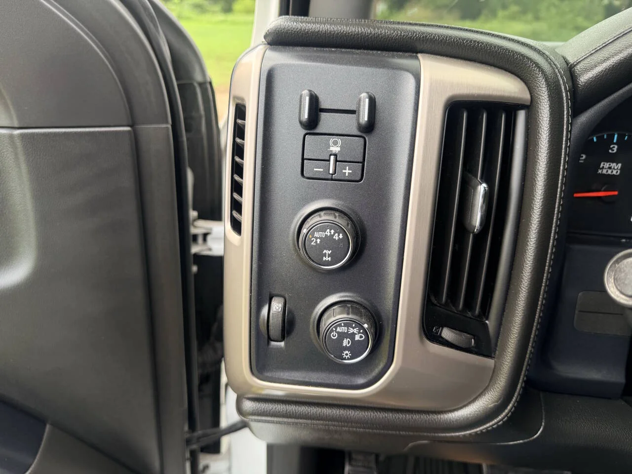 Used 2018 White GMC Denali 4x4 4dr Crew Cab 5.8 ft. SB image 20