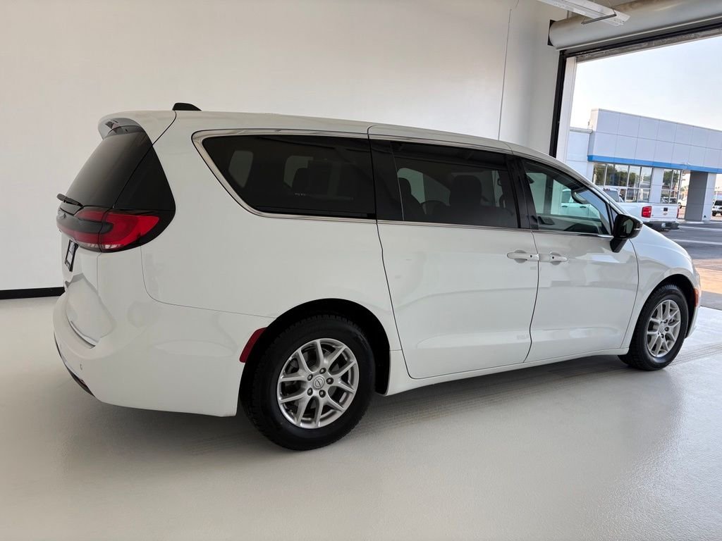 Used 2025 White Chrysler Select image 24