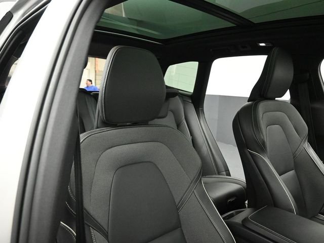 2022 VOLVO XC60 - Image 31