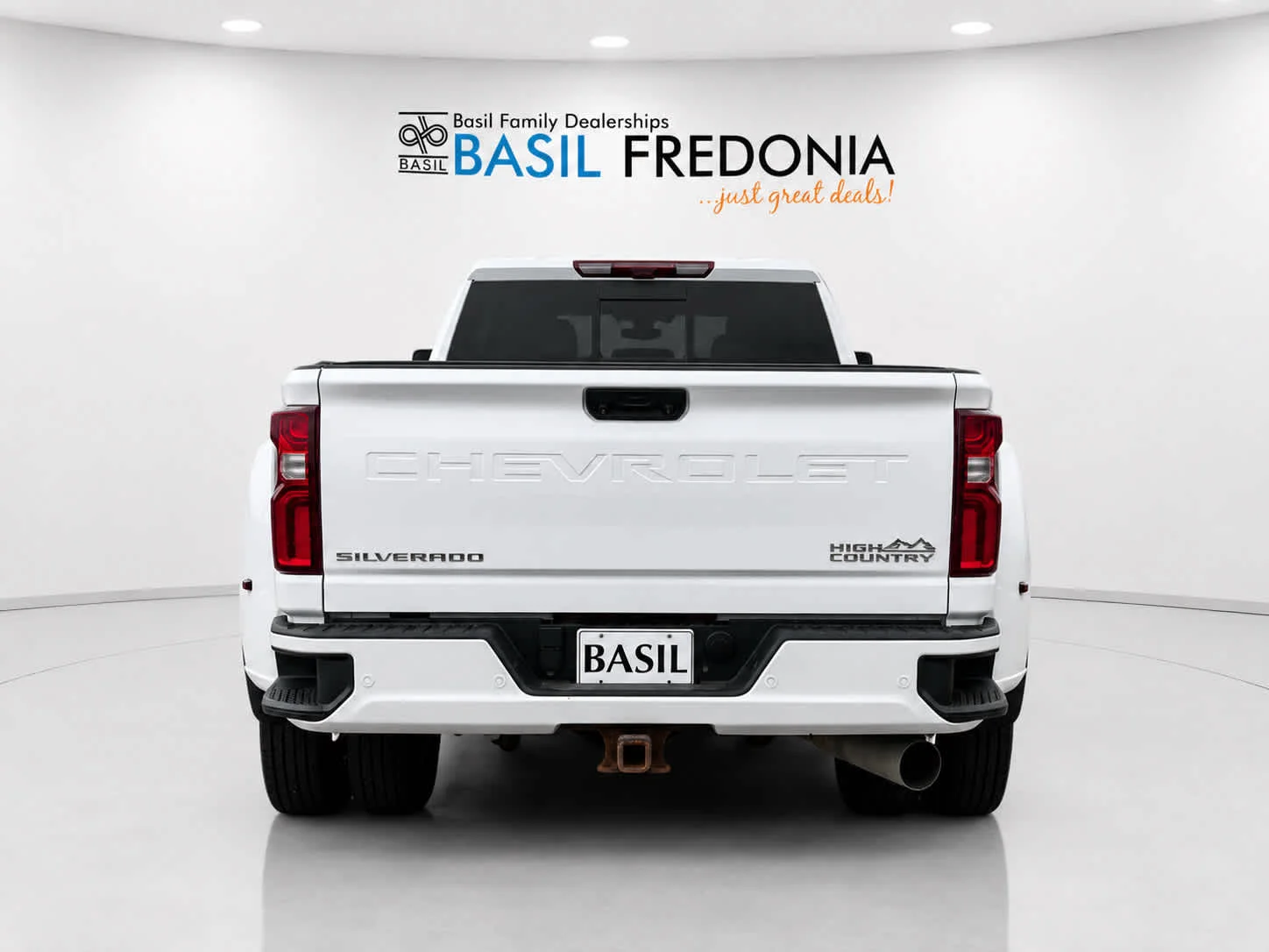 Used 2022 Iridescent Pearl Tricoat Chevrolet High Country image 9