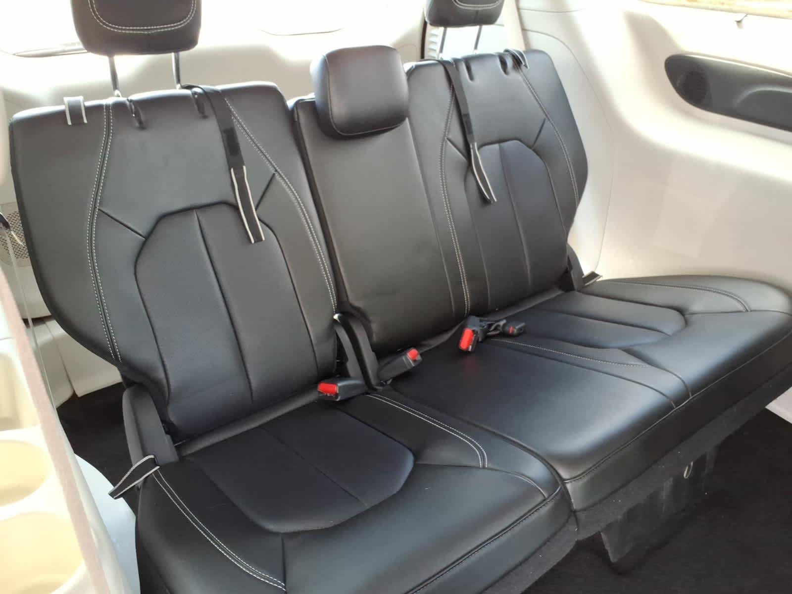 Used 2023 Velvet Red Pearlcoat Chrysler Touring L image 21