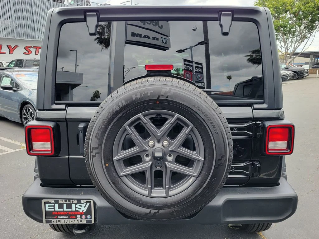 Used 2025 Black Jeep Sport S image 25