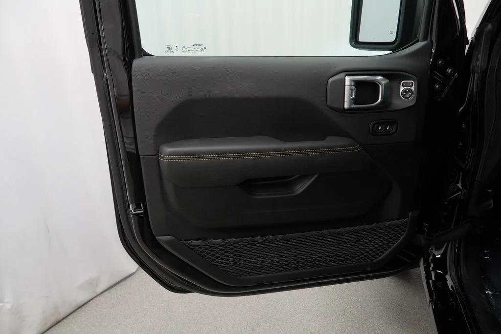New 2026 Black Clear-Coat Exterior Paint Jeep Sahara image 28