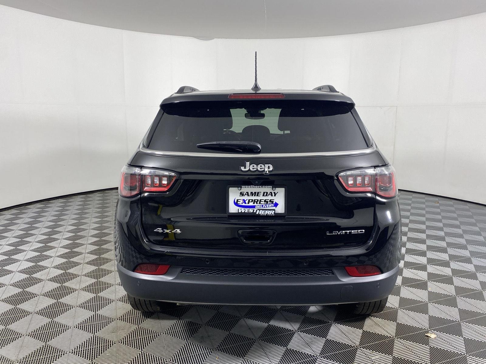 Used 2024 Diamond Black Crystal Pearlcoat Jeep Limited image 11