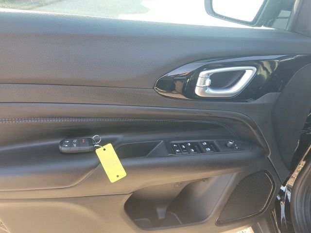 New 2026 Diamond Black Crystal Pearlcoat Jeep Latitude image 13