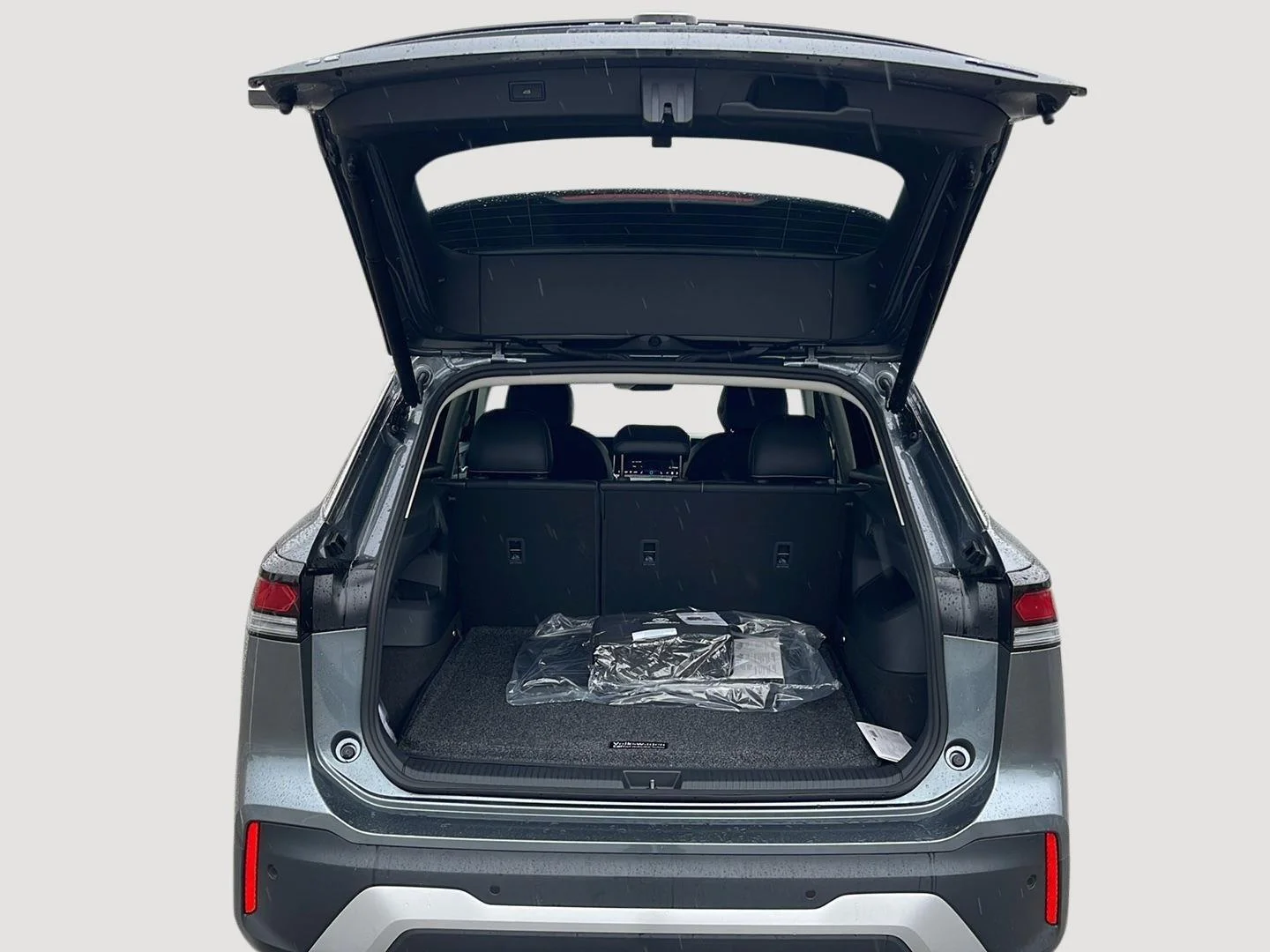New 2026 Platinum Gray Metallic Volkswagen SE image 31