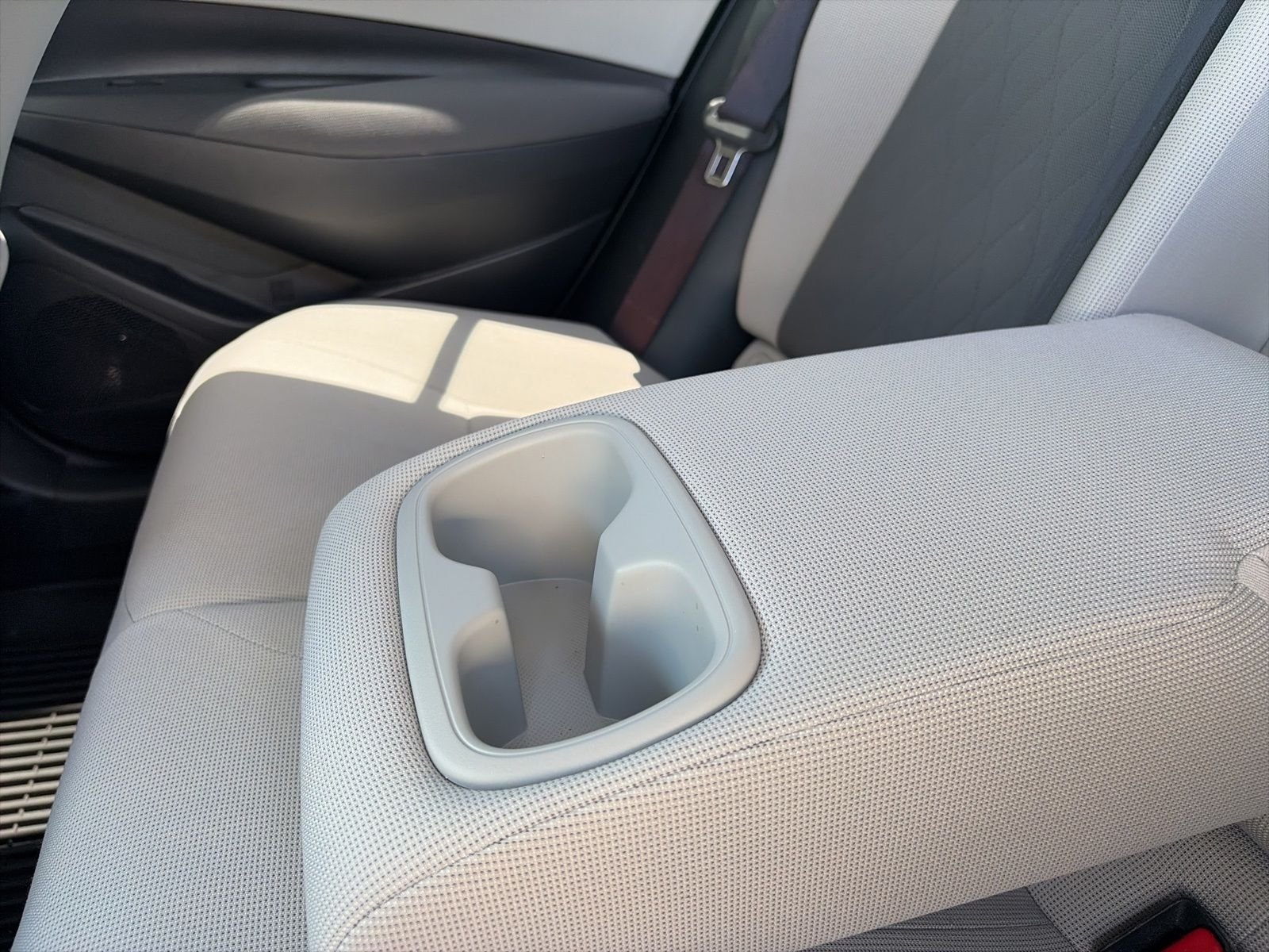 Used 2020 White Toyota LE image 10