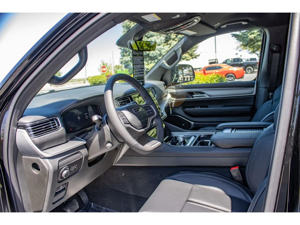 New 2026 HIGH GLOSS BLACK Jeep Limited Altitude image 39