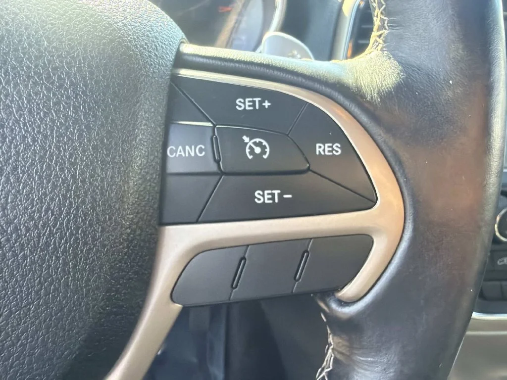Used 2016 Silver Jeep Limited image 18