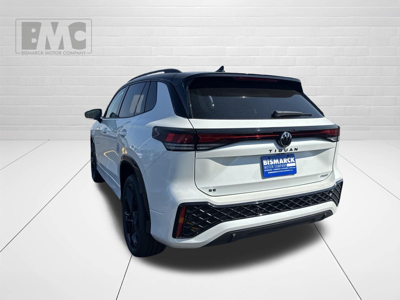 New 2026 White/off-white Volkswagen SE R-Line Black image 4