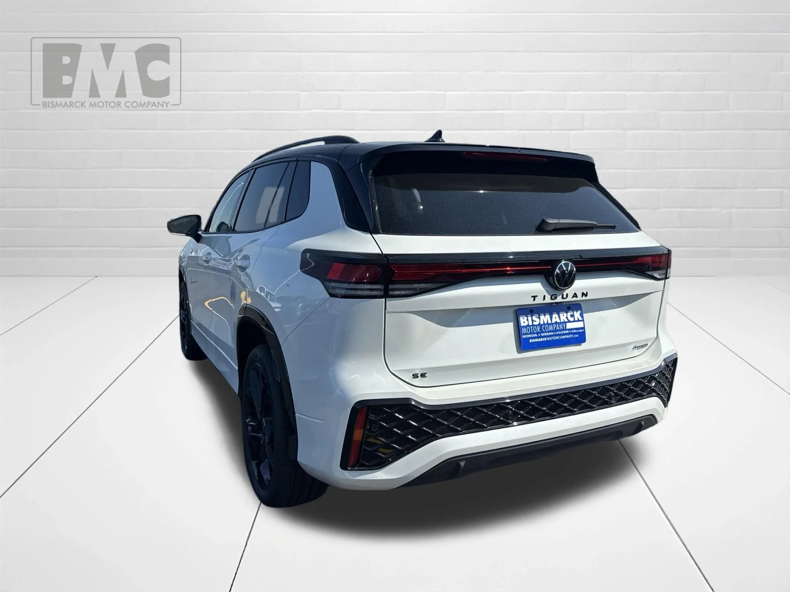 New 2026 White/off-white Volkswagen 2.0T SE R-Line Black image 4