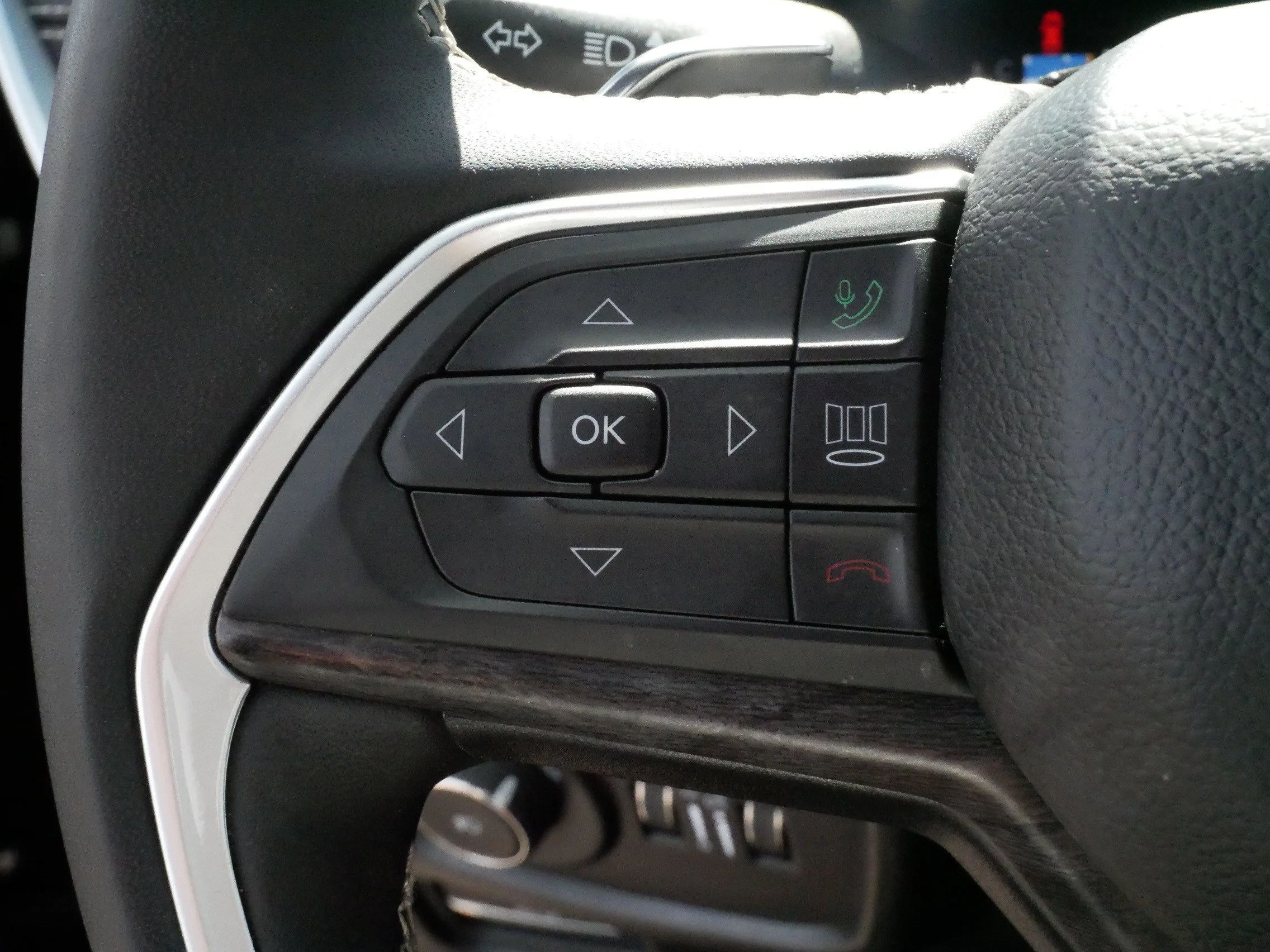 Used 2025 Diamond Black Crystal Pearlcoat Jeep Limited image 26