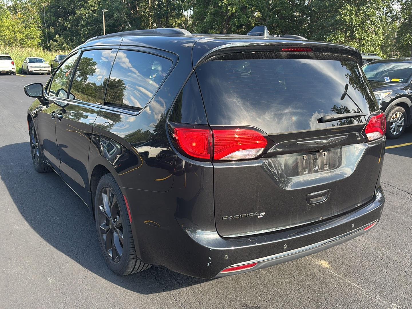 Used 2020 Brilliant Black Crystal Pearlcoat Chrysler Touring L image 5