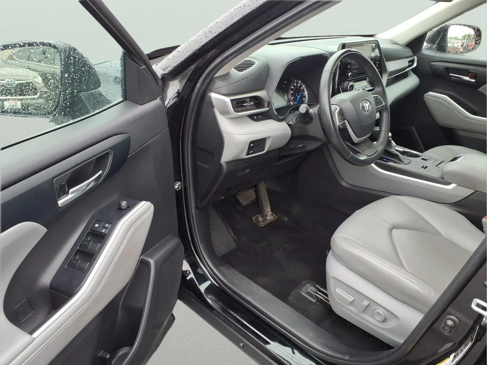 Used 2022 Black Toyota XLE image 10