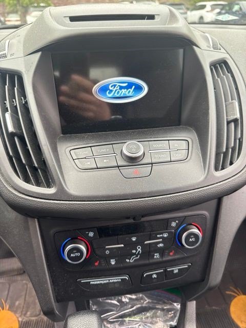 Used 2018 Ruby Red Metallic Ford SE image 5