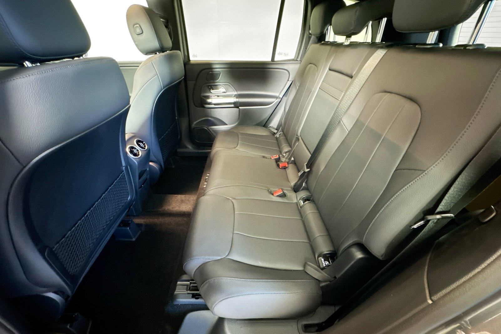 New 2026 Mountain Grey Metallic Mercedes-Benz GLB 250 image 24