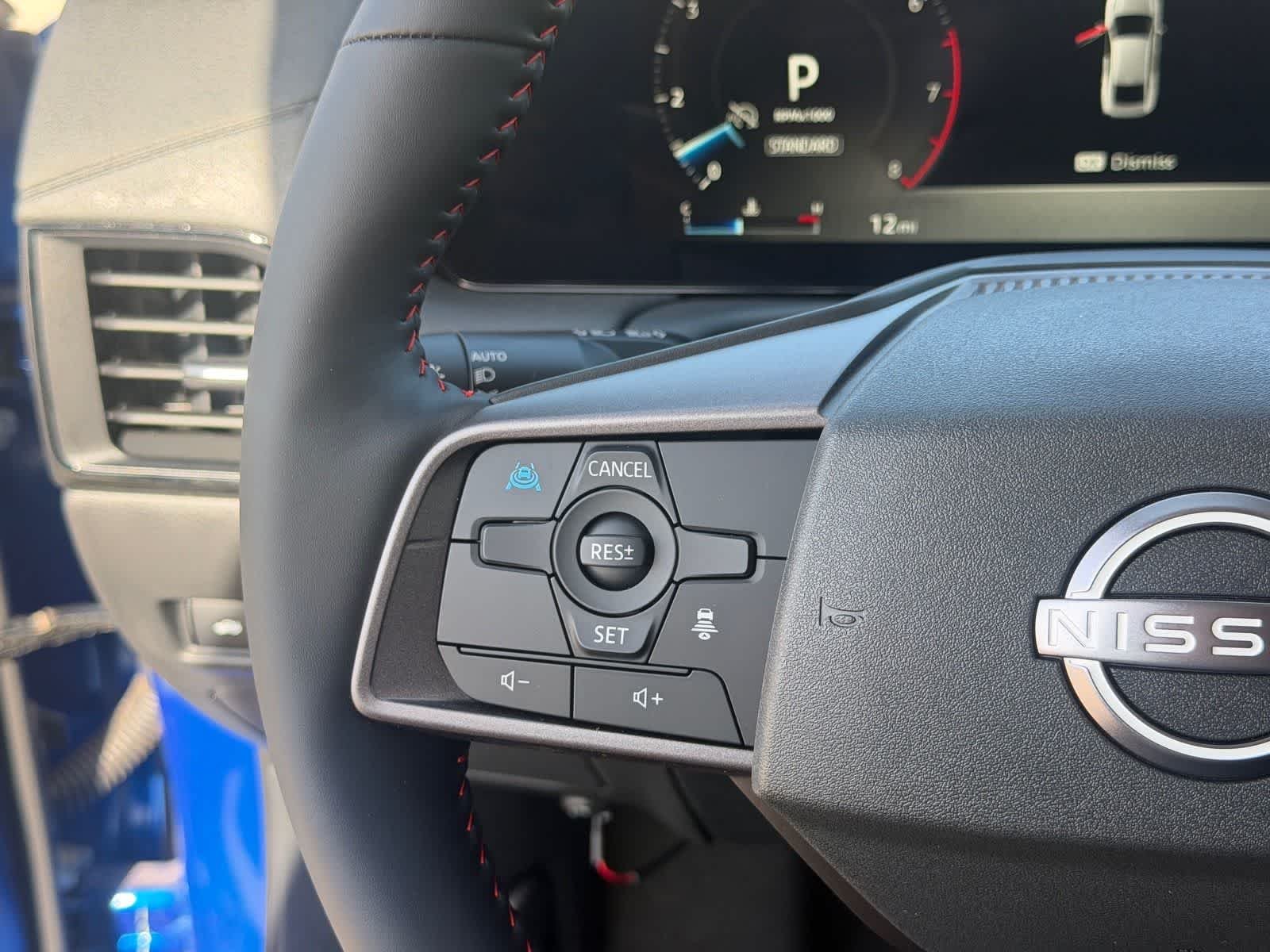 Nueva imagen del Nissan SR 2026 en dos tonos: Bluestone Pearl y Super Black 19