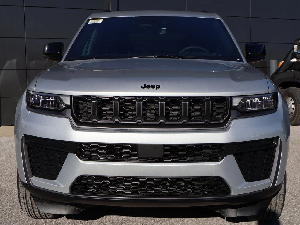 New 2026 Silver Zynith Exterior Paint Jeep Altitude image 7
