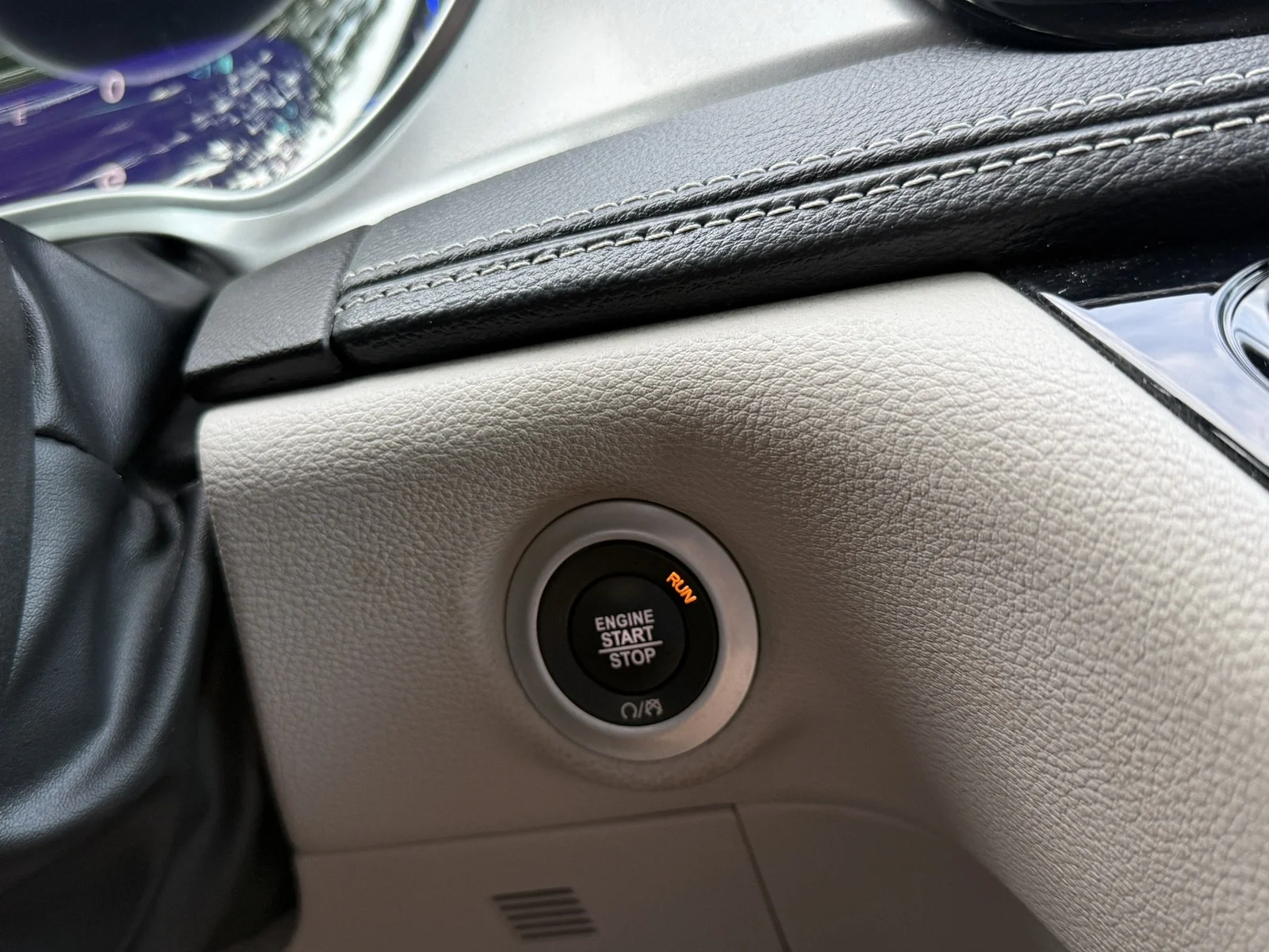 Used 2024 Brilliant Black Crystal Pearlcoat Chrysler Hybrid Select image 12