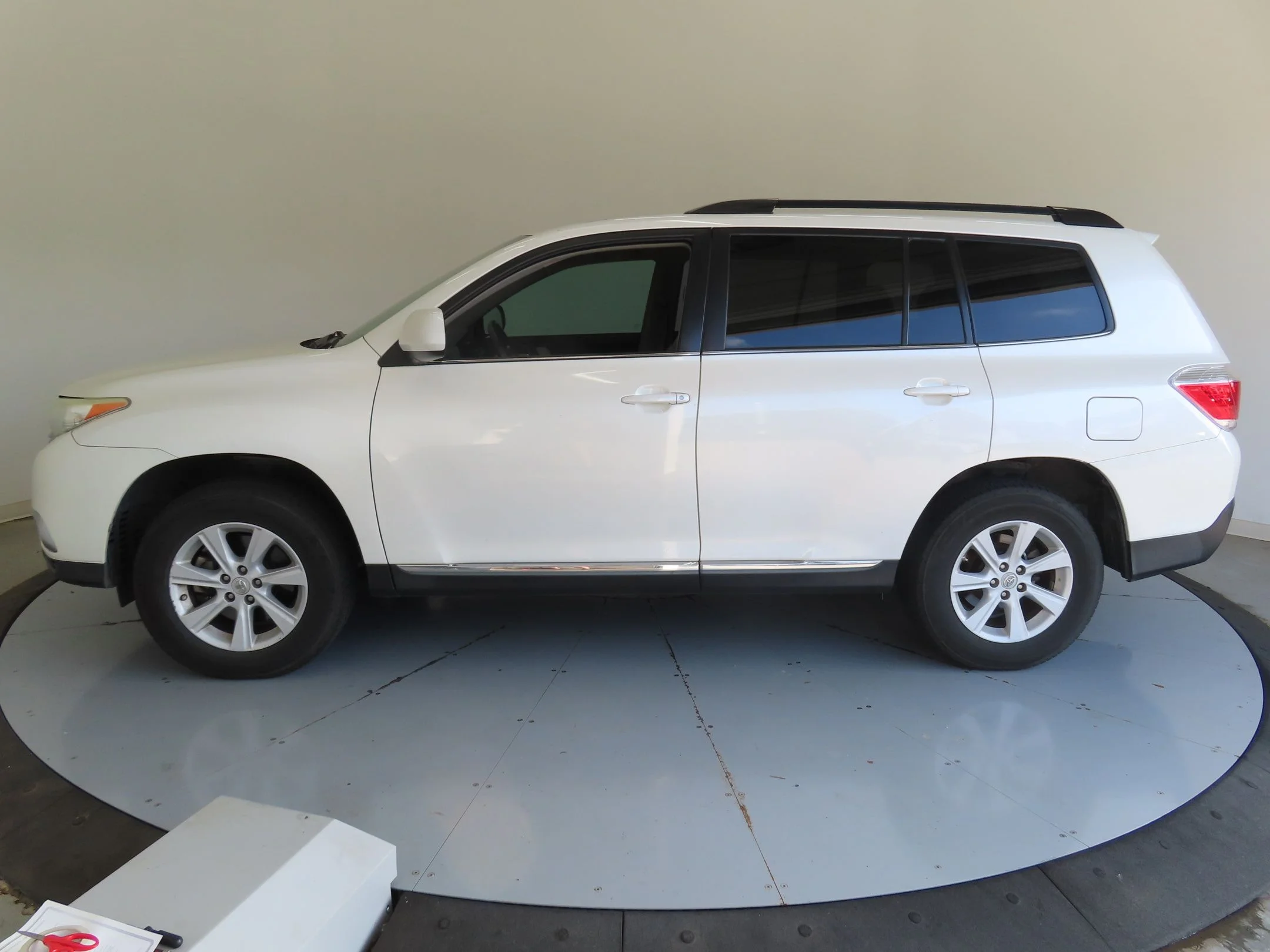 Used 2012 White Toyota Base image 7