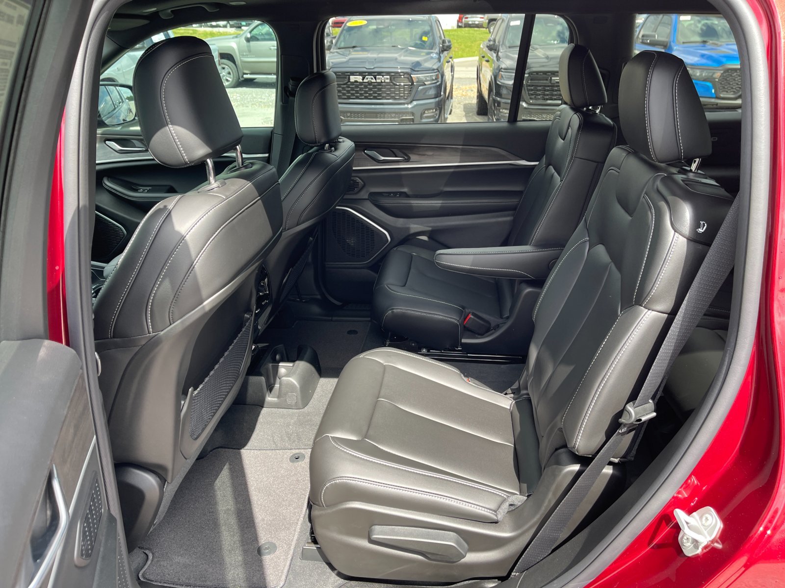 New 2026 Velvet Red Pearl-Coat Exterior Paint Jeep Limited image 13