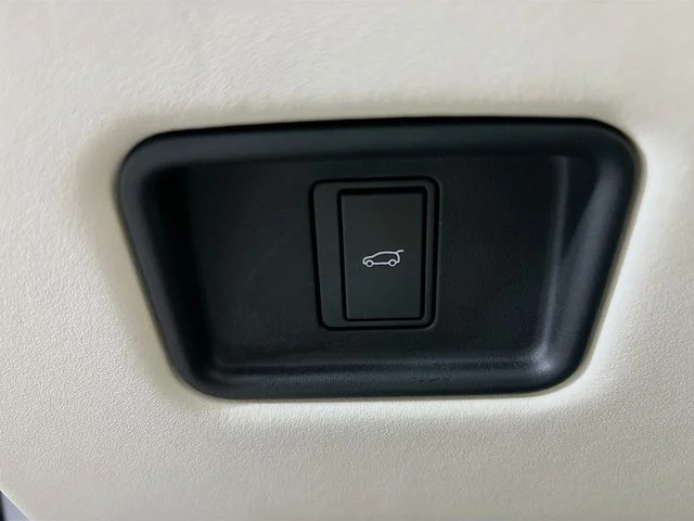 Certified Used 2023  Land Rover SE image 34