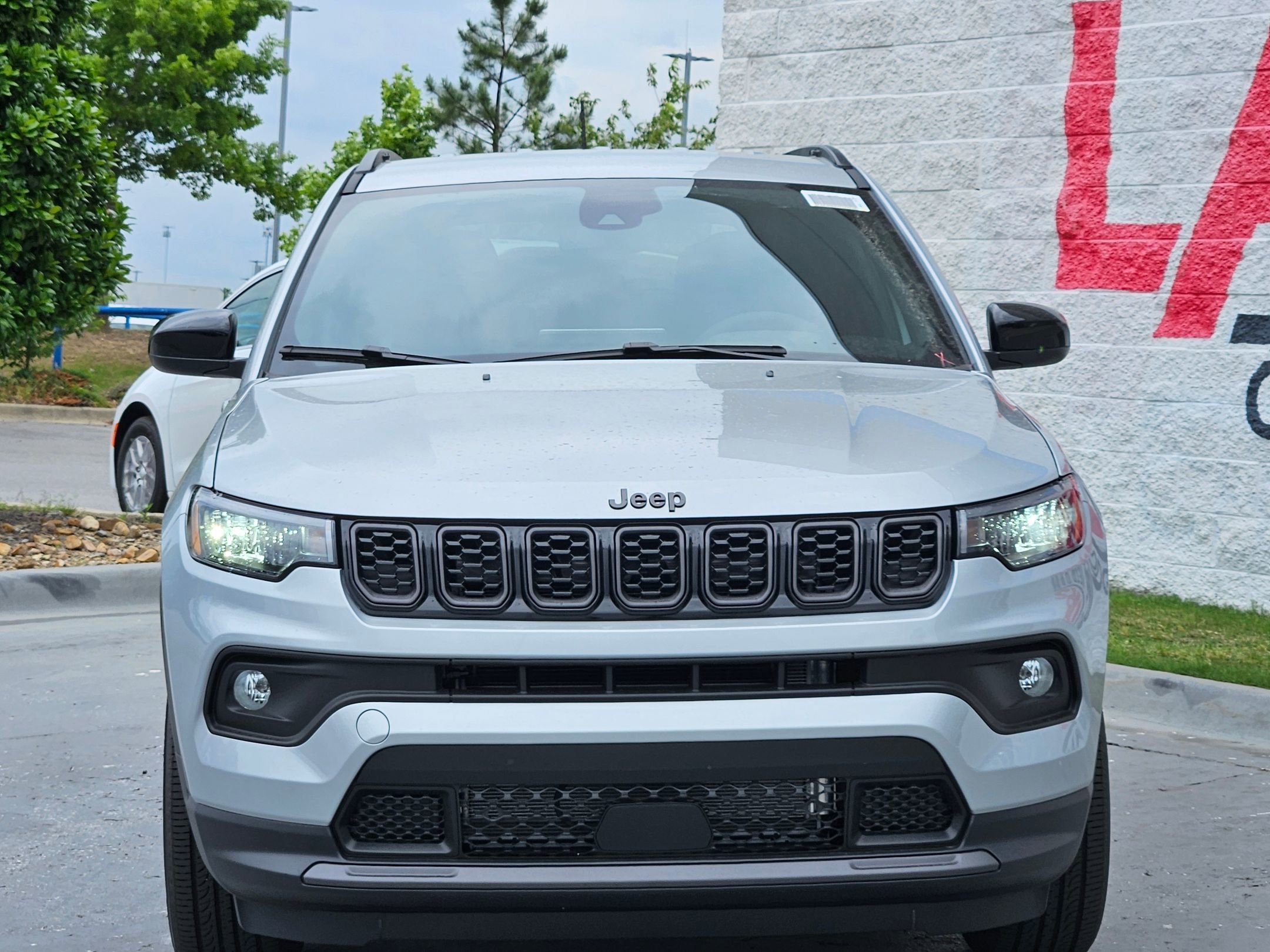 New 2026 Silver Zynith Metallic Clear-Coat Exterior Paint Jeep Latitude Altitude image 2