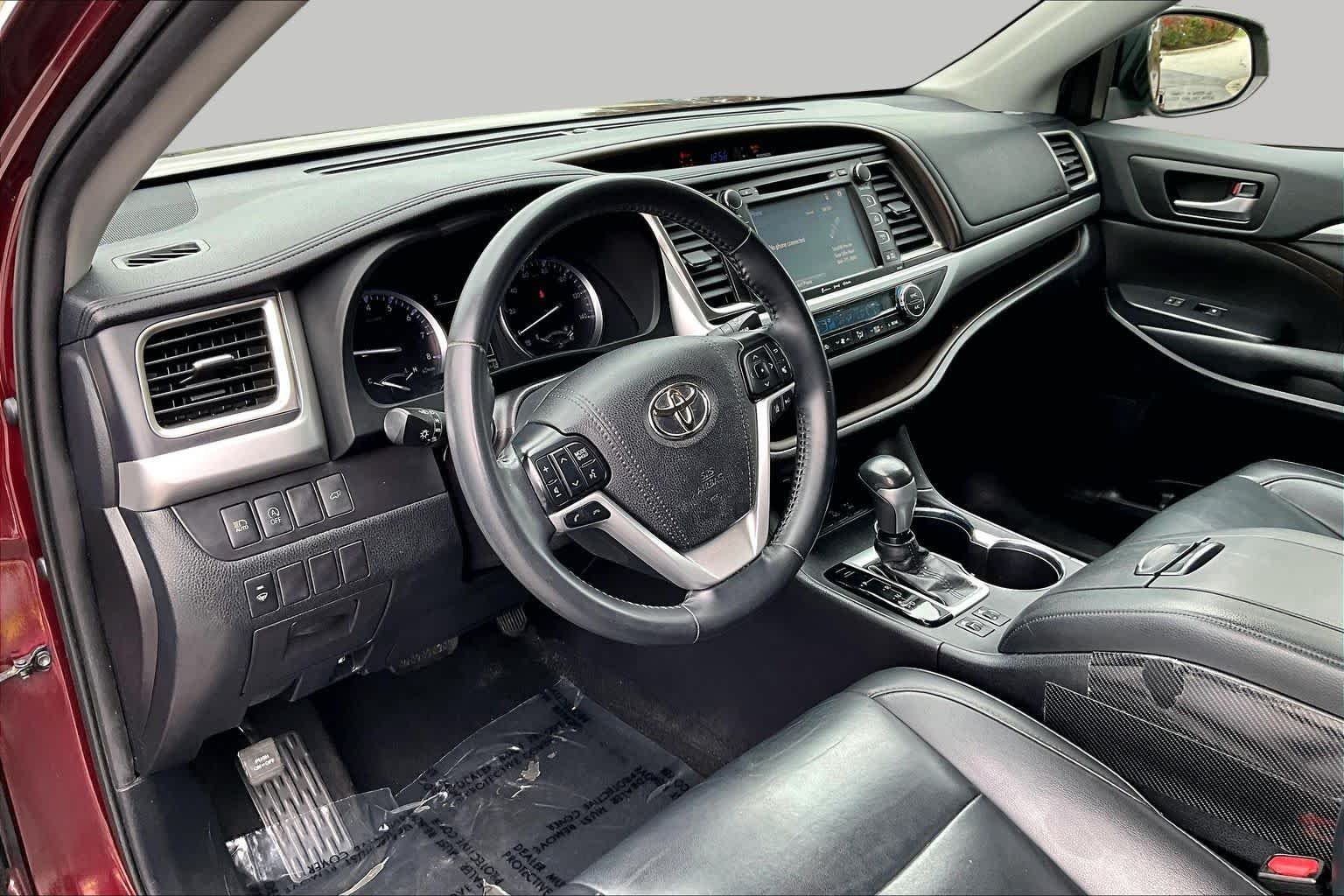 Used 2019 Ooh La La Rouge Mica Toyota XLE image 18