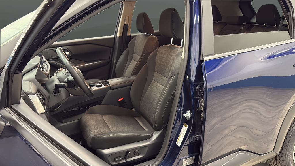 Used 2025 Deep Ocean Blue Pearl Nissan SV image 9