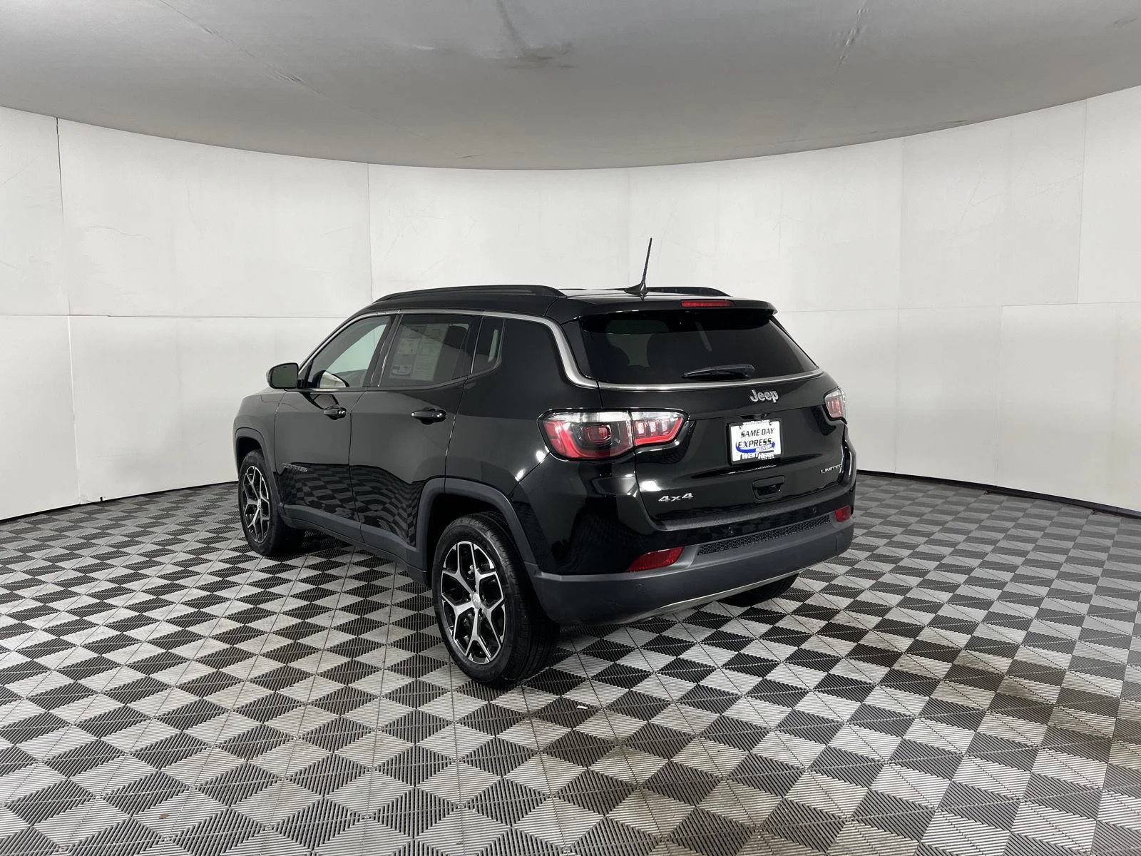 Used 2024 Diamond Black Crystal Pearlcoat Jeep Limited image 6