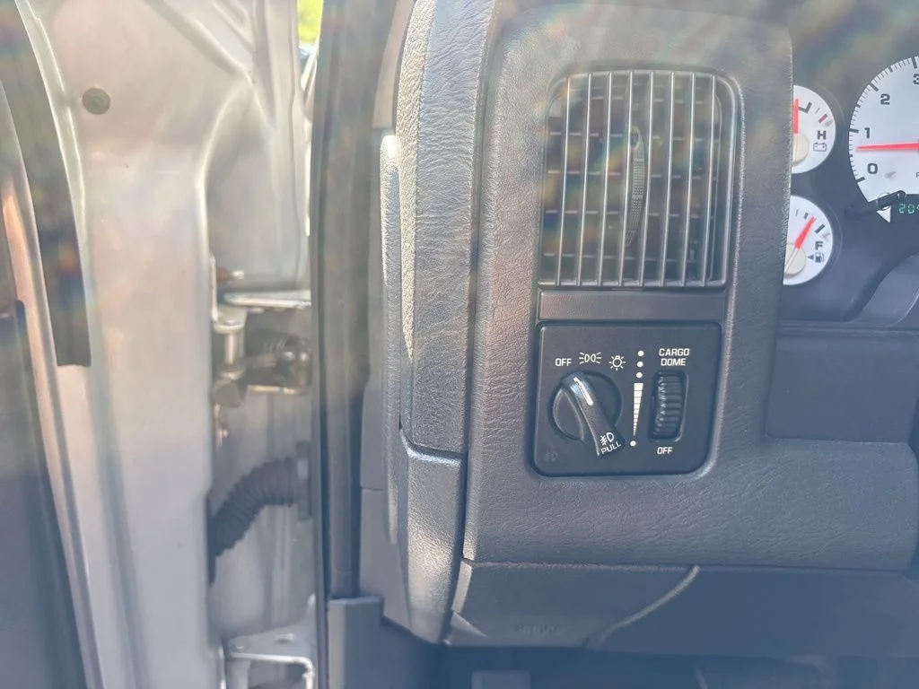 Used 2004 Black Dodge SLT image 19